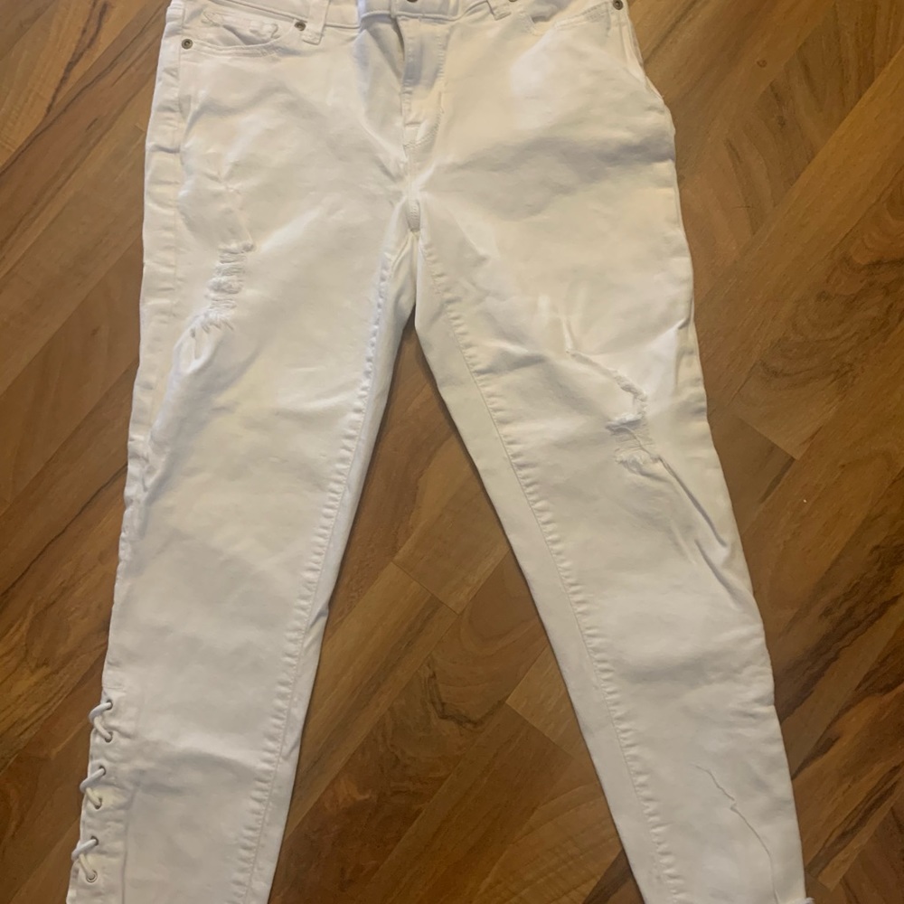 Nice pair of white jeans. Sz. 7/8